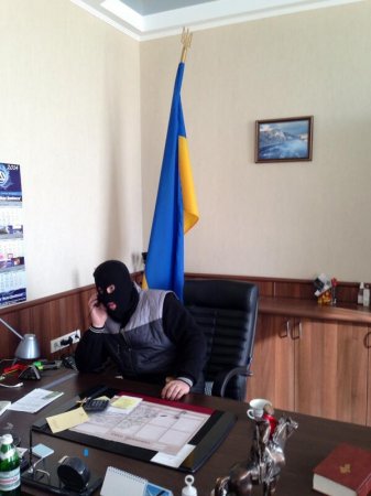 Граждане РФ находятся в захваченном здании Донецкой ОГА. Фотофакт