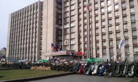 Донецкие сепаратисты укрепляют баррикады и не собираются освобождать ОГА