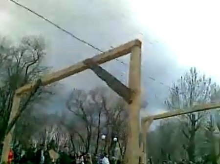 В Луганске сепаратисты построили виселицы В Луганске сепаратисты построили виселицы