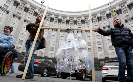 Активисты принесли А.Яценюку люстру, требуя люстрации
