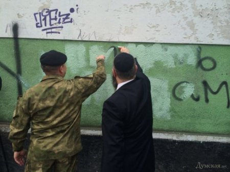 В Одессе "Правый сектор" вместе с представителями еврейской общины закрасили антисемитские граффити
