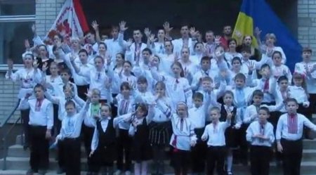 В Черкассах глухие дети на языке жестов исполнили гимн Украины