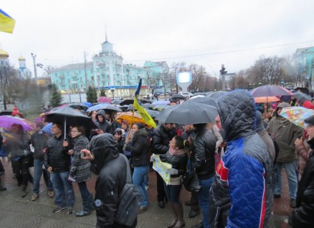 Луганчане вышли на митинг за мир и порядок
