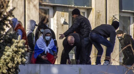 В Луганске возле захваченной СБУ возросло количество митингующих В Луганске возле захваченной СБУ возросло количество митингующих
