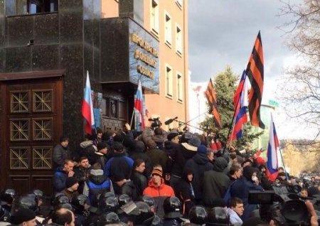 Сепаратисты ночью взяли штурмом здание прокуратуры Донецкой области. Оно уже освобождено