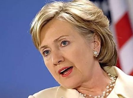 В экс-госсекретаря США Хиллари Клинтон швырнули ботинком