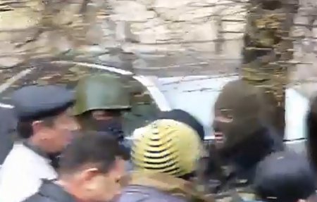 В Славянске между сепаратистами и горожанами возникают потасовки В Славянске между сепаратистами и горожанами возникают потасовки