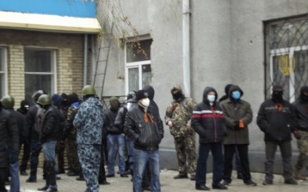 Митингующие заблокировали ехавшие в Славянск автобусы со спецназом