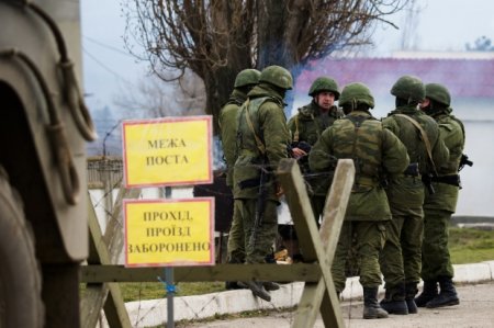 На въезде в Славянск стоят "зеленые человечки" с автоматами