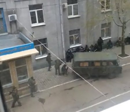 Видео захвата здания милиции в Славянске