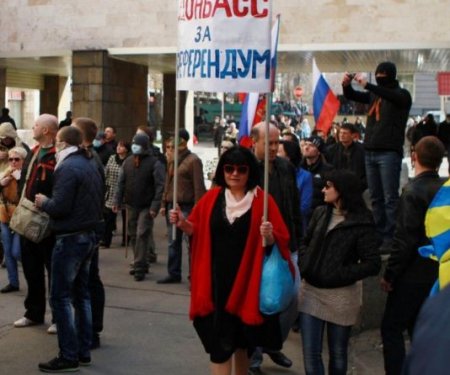 Пророссийские активисты пикетируют здание Донецкой милиции