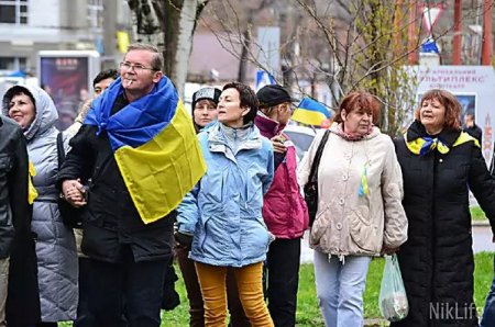 Тысячи николаевцев взялись за руки ради единства Украины Тысячи николаевцев взялись за руки ради единства Украины