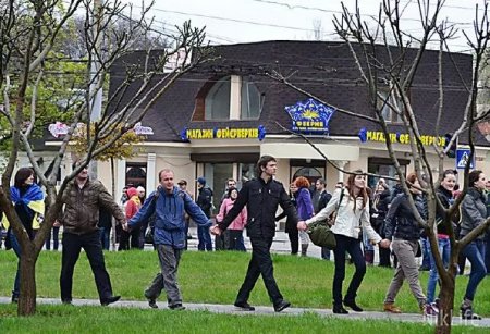 Тысячи николаевцев взялись за руки ради единства Украины Тысячи николаевцев взялись за руки ради единства Украины