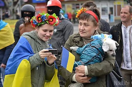 Тысячи николаевцев взялись за руки ради единства Украины Тысячи николаевцев взялись за руки ради единства Украины