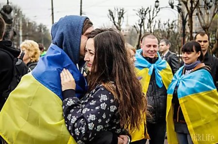 Тысячи николаевцев взялись за руки ради единства Украины Тысячи николаевцев взялись за руки ради единства Украины