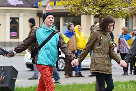 Тысячи николаевцев взялись за руки ради единства Украины Тысячи николаевцев взялись за руки ради единства Украины