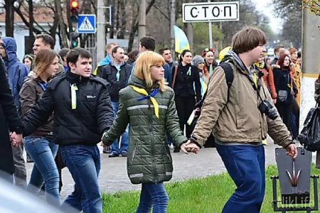 Тысячи николаевцев взялись за руки ради единства Украины Тысячи николаевцев взялись за руки ради единства Украины