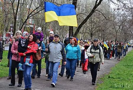 Тысячи николаевцев взялись за руки ради единства Украины Тысячи николаевцев взялись за руки ради единства Украины