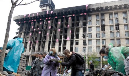 Активисты разбирают баррикады у Дома профсоюзов на Майдане