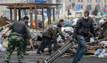 Активисты разбирают баррикады у Дома профсоюзов на Майдане