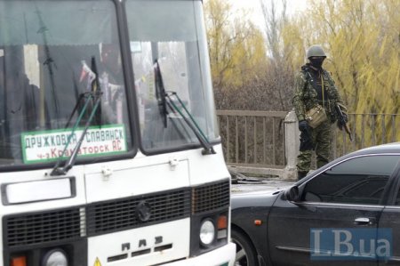 На въезде в Славянск «зеленые человечки» с автоматами организовали блок-пост и не пускают милицию
