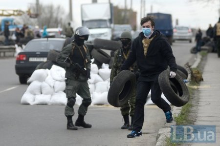 На въезде в Славянск «зеленые человечки» с автоматами организовали блок-пост и не пускают милицию