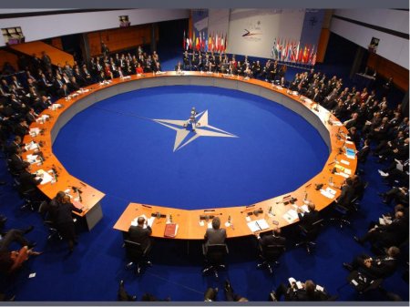 РФ, критикуя действия НАТО в Ливии, хочет оправдать захват Крыма - заявление Альянса