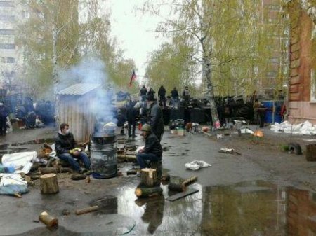 Террористы готовятся к штурму возле здания исполкома в Славянске. Фото