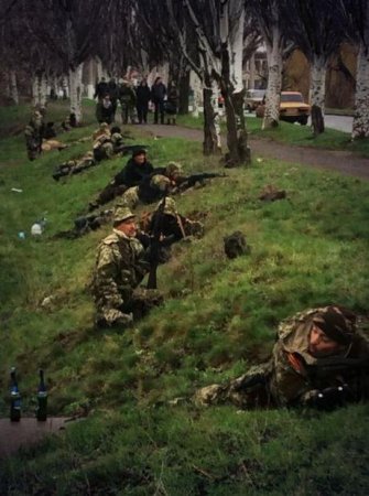Террористы готовятся к штурму возле здания исполкома в Славянске. Фото