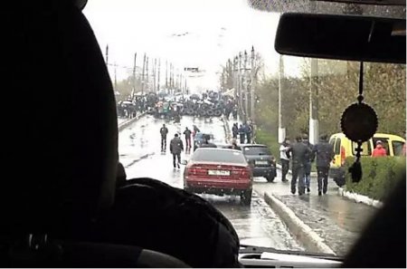 Сепаратисты перекрыли все въезды в Славянск, на некоторых блокпостах видны следы боев