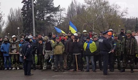 В Запорожье активисты Майдана разогнали митинг сепаратистов, пропуская их через коридор позора