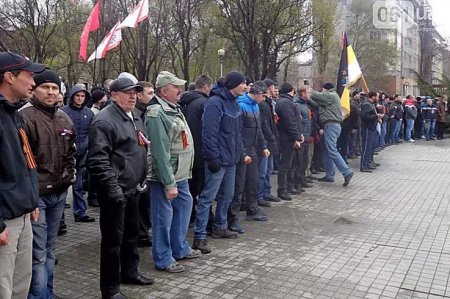 В Запорожье активисты Майдана разогнали митинг сепаратистов, пропуская их через коридор позора