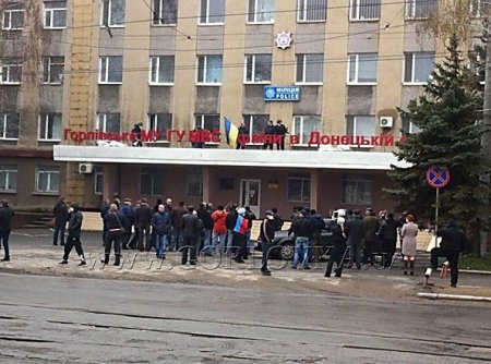 В Горловке сепаратисты пытаются штурмом взять горотдел милиции. Онлайн-трансляция