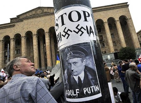 Во Франкфурте-на-Майне активисты вышли с плакатами “Stop Adolf Putin”