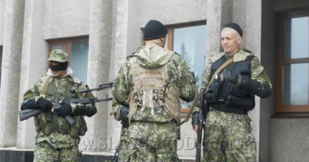Сепаратисты под угрозой применения оружия потребовали от персонала Славянского исполкома Донецкой области сотрудничать с ними