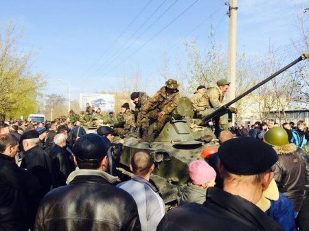 В Краматорске заблокировали военную технику
