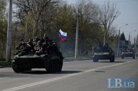 По Краматорску движется колонна бронетехники под российским флагом
