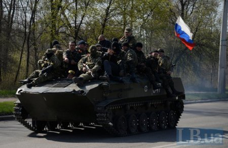По Краматорску движется колонна бронетехники под российским флагом