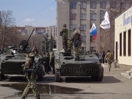 Захваченная в Краматорске бронетехника въехала в Славянск(дополнено) Захваченная в Краматорске бронетехника въехала в Славянск(дополнено)