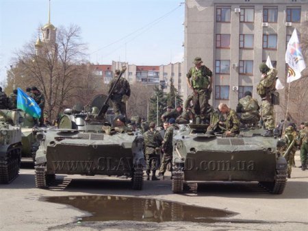 Захваченная в Краматорске бронетехника въехала в Славянск(дополнено) Захваченная в Краматорске бронетехника въехала в Славянск(дополнено)