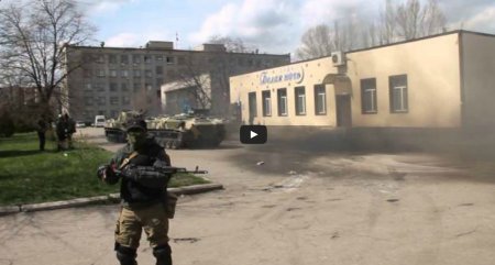 Боевики показывают профессиональные трюки на украинских БМП