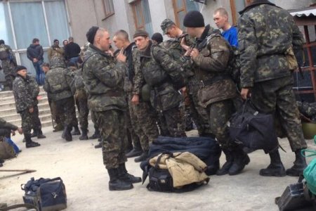 Украинские военные покидают Славянск, оружие и техника осталась у протестующих, - неофициальная информация