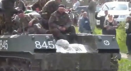 Украинские бронемашины вырвались из блокады в Краматорске, - неофициальная информация Украинские бронемашины вырвались из блокады в Краматорске, - неофициальная информация