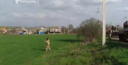 Военный выдернул чеку из гранаты, чтобы разогнать блокаду от украинских БМД в Краматорске Военный выдернул чеку из гранаты, чтобы разогнать блокаду от украинских БМД в Краматорске