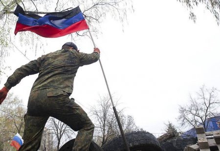 Сепаратисты в Красноармейске вывесили на здании горотдела милиции флаг "Донецкой республики"