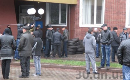 В Енакиево пророссийские митингующие заблокировали шинами входы в исполком
