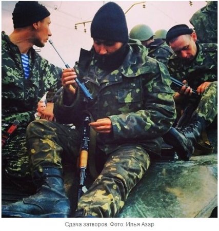 Украинские военные сдали сепаратистам оружие в Краматорске