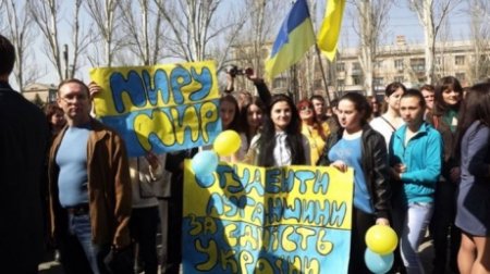 В Луганске около тысячи человек вышли в поддержку единой Украины