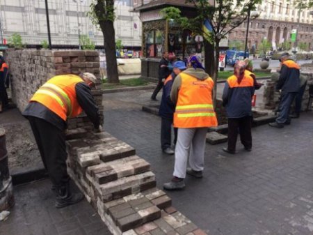 В центре Киева разбирают старые баррикады и строят капитальные В центре Киева разбирают старые баррикады и строят капитальные