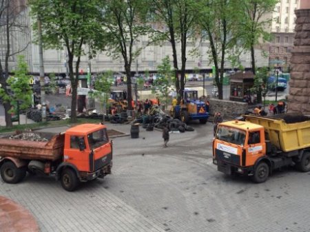 В центре Киева разбирают старые баррикады и строят капитальные
